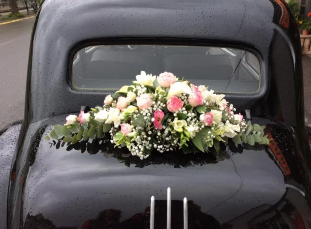 Décoration florale voiture des mariés par  Miss Flor à Crécy la Chapelle - Seine et Marne (77)